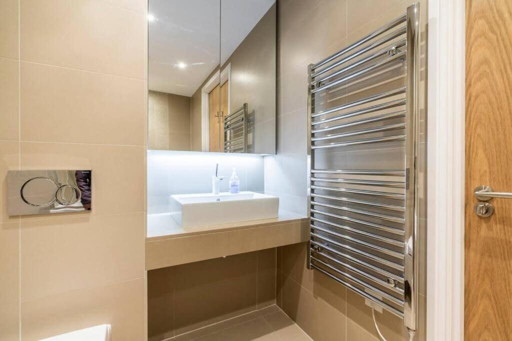 1 Bedroom Penthouse Flat In East London Exterior foto